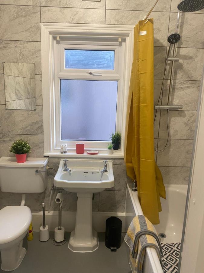 1 Bedroom Spacious Apartment Lytham St Annes Exteriör bild
